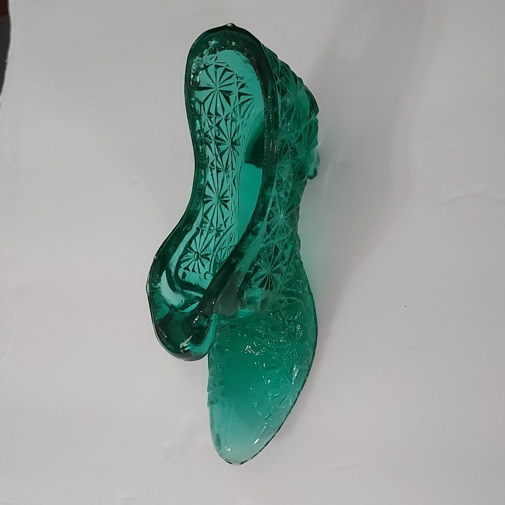 Cat Head Daisy&Button Glass Shoe, Green,GUC,Nick on heel,line crack inside shoe.